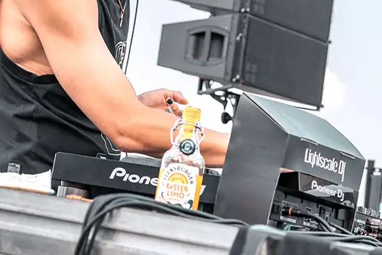 DJ